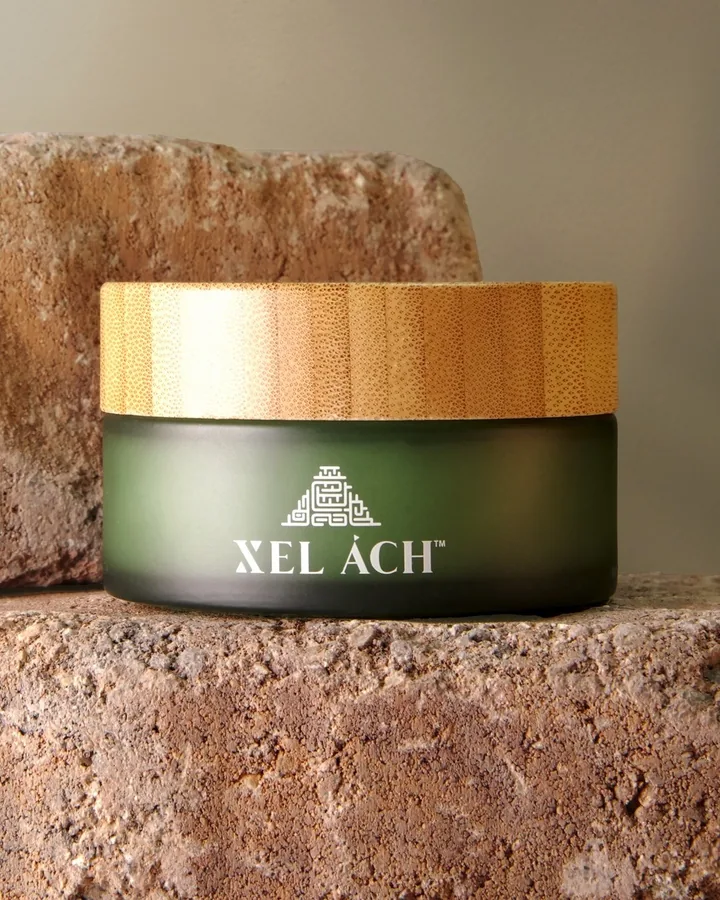 Xel Ách Natura Silken jar in green frosted glass on stone